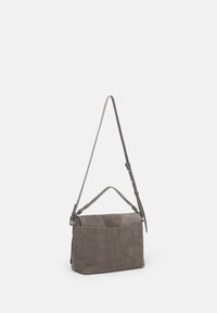 Graue Wildleder-Handtasche mit flacher Form, einem Hauptfach, verstellbarem Schultergurt und abgerundetem oberen Griff. Keine sichtbaren Metallakzente.