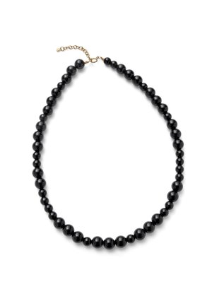 Fekete gyöngysor, különböző méretű kerek gyöngyökkel és arany színű, állítható lánc kapoccsal, fehér háttéren.