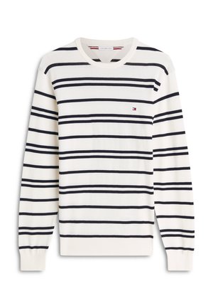 Pull blanc à manches longues avec col rond, rayures horizontales noires et petit logo drapeau Tommy Hilfiger sur la poitrine gauche.