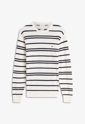 Pull blanc à manches longues avec col rond, rayures horizontales noires et petit logo drapeau Tommy Hilfiger sur la poitrine gauche.