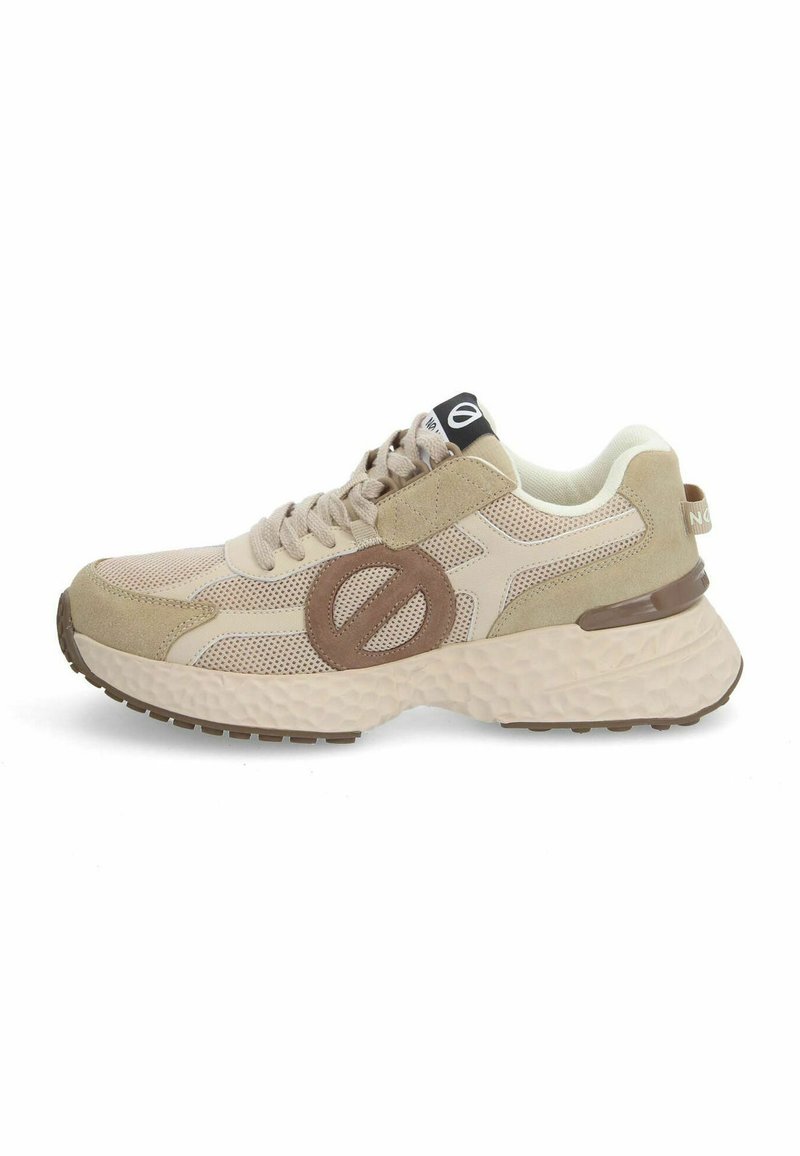 Scarpa atletica beige con tomaia in mesh e suede, accenti marroni, suola testurizzata, punta rotonda e logo a contrasto vicino al tallone.
