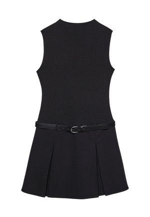 Vestito nero senza maniche con corpetto aderente, gonna svasata plissettata e una sottile cintura nera con fibbia argentata in vita.