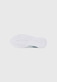 Semelle de chaussure en caoutchouc blanc avec un motif de grip texturé et des bords arrondis, présentant de subtiles rainures et une impression de logo près du talon.