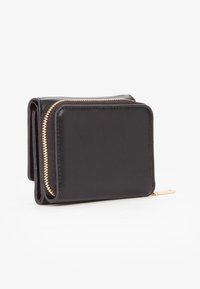 Portafoglio compatto in pelle nera con dettagli in cerniera dorata, design pieghevole e più scomparti per carte e monete.