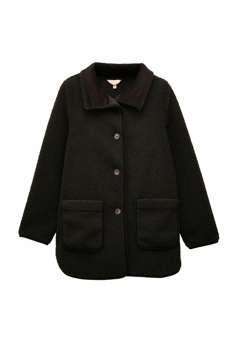 Musta fleece-takki, jossa on kaulukset, napitettu etuosa ja kaksi läpässä olevaa taskua. Pehmeä rakenne ja rento siluetti.