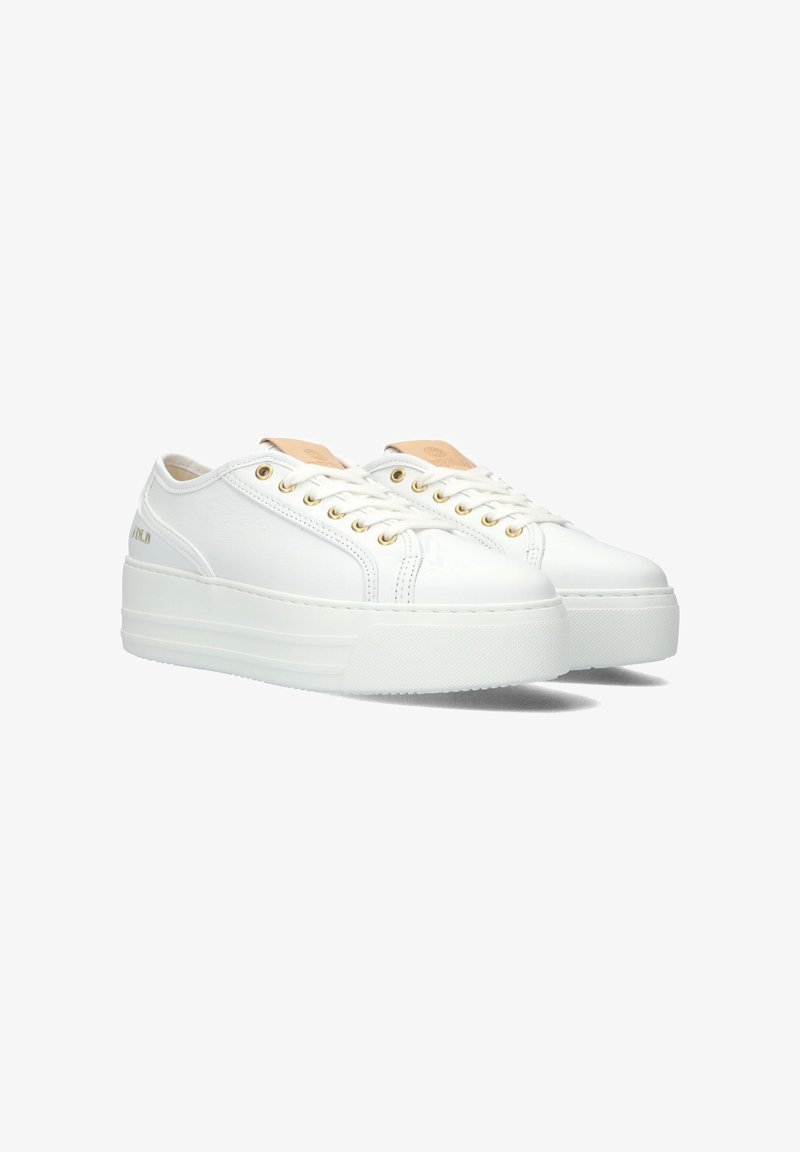 Witte sneakers met een gladleren bovenwerk, ronde neus, gouden veterogen en een dikke witte plateauzool met horizontale groeven.
