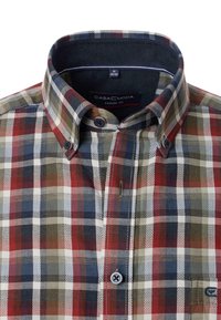 Koszula zapinana na guziki w kratę w kolorze czerwonym, zielonym i niebieskim, o luźnym kroju, z dwoma guzikami oraz materiałową teksturą.