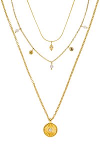 Goldschichtige Halskette mit strukturierten Ketten, die einen zentralen runden Anhänger mit einem Diamantakzent und kleinen dekorativen Perlen aufweist.