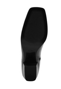 Suela de zapato de tacón alto negra, hecha de goma con una superficie texturizada. Presenta una forma redondeada y un tacón distintivo para mayor estabilidad. Acabado liso.