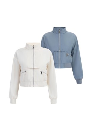 Deux vestes courtes zippées à col haut et manches longues, l’une en blanc cassé et l’autre en bleu pâle, toutes deux avec des poches zippées devant.