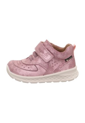 Rosa Kindersneaker mit glänzender Oberfläche, Klettverschluss, Schnürdesign, gepolstertem Kragen und strukturiertem Profil.