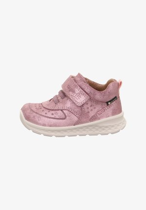 Rosa Kindersneaker mit glänzender Oberfläche, Klettverschluss, Schnürdesign, gepolstertem Kragen und strukturiertem Profil.