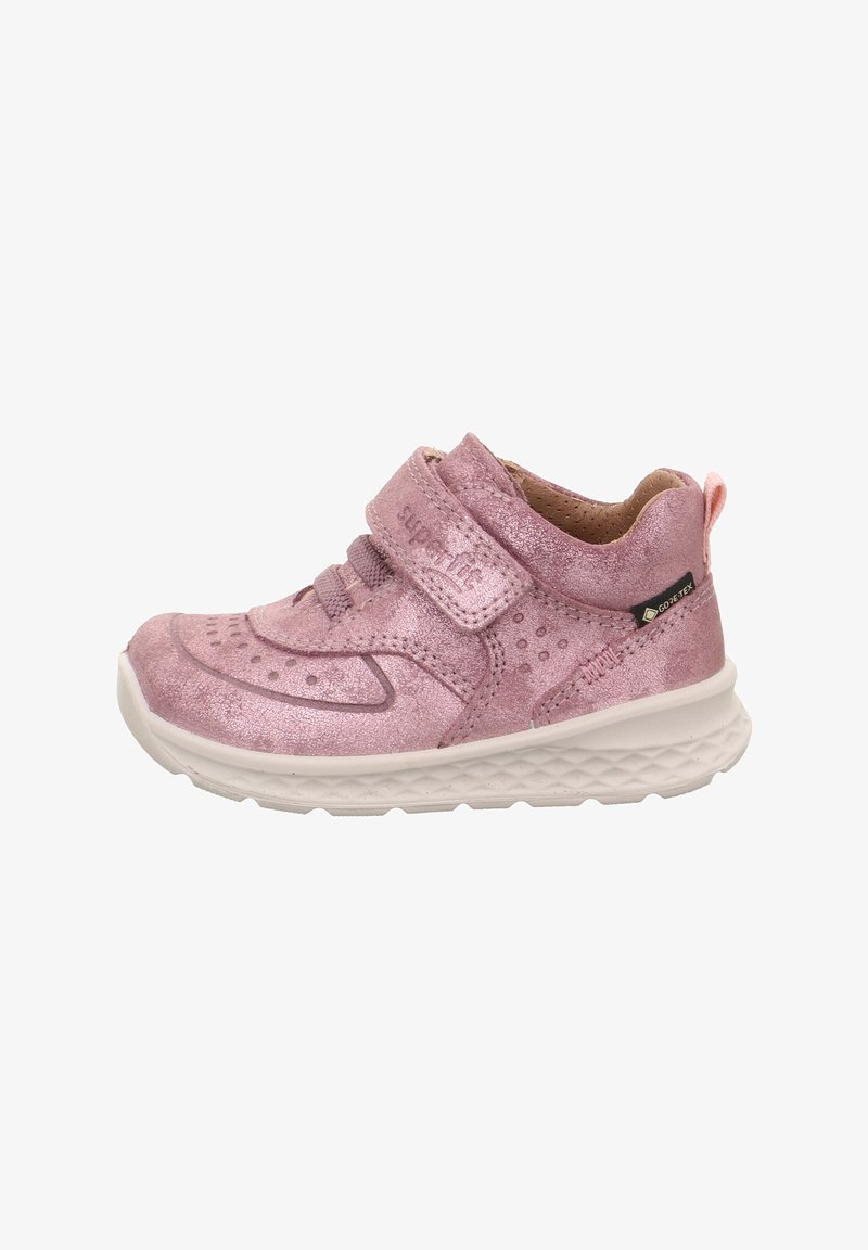Rosa Kindersneaker mit glänzender Oberfläche, Klettverschluss, Schnürdesign, gepolstertem Kragen und strukturiertem Profil.