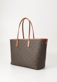 Barna mintás vászontáska világosbarna bőrkiegészítőkkel és fogantyúkkal. Téglalap alakú, texturált felülettel rendelkezik.