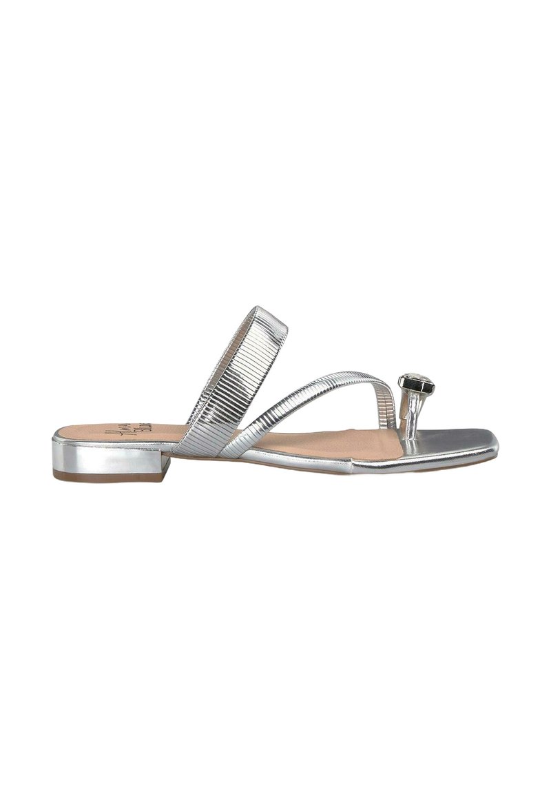 Zilveren platte sandalen hebben twee dunne, metallic banden met een geribbelde textuur en een decoratieve accent op de teen. Platte zool voor casual gebruik.