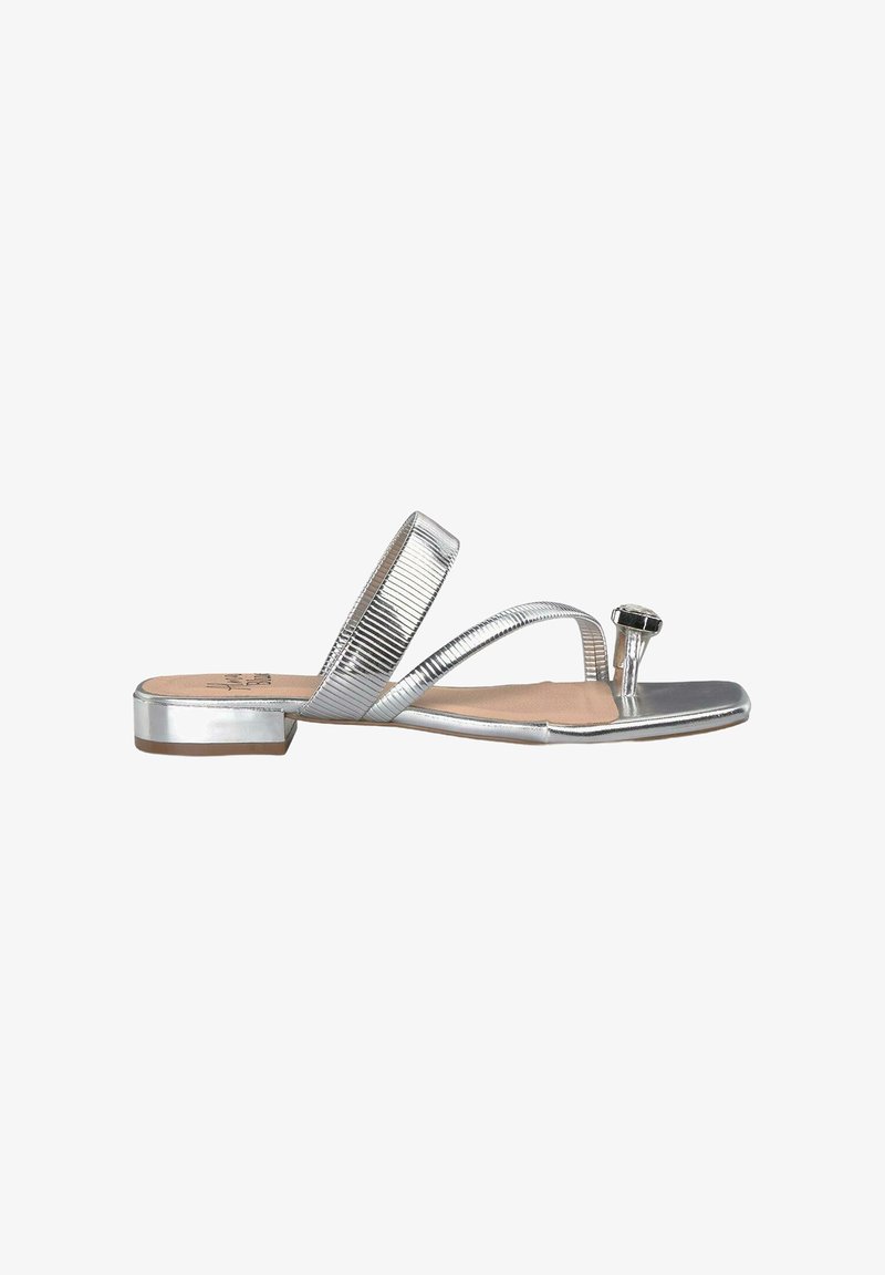 Zilveren platte sandalen hebben twee dunne, metallic banden met een geribbelde textuur en een decoratieve accent op de teen. Platte zool voor casual gebruik.
