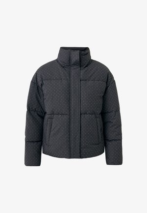 Zwarte pufferjack met een hoge kraag, voorzien van een gestikt patroon van kleine witte stippen, twee voorzakken en een ritssluiting.