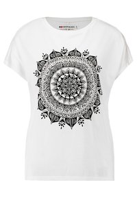 Camiseta blanca de manga corta con un gran diseño de mandala negro en el centro, con patrones intrincados y detalles florales.