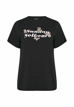 Sort t-shirt med korte ærmer med lyserød tekst "Sunday Self-care" dekoreret med fire sommerfugle i pastelfarver.