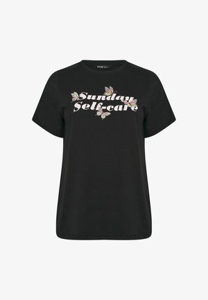 Musta lyhythihainen t-paita, jossa vaaleanpunainen teksti "Sunday Self-care" ja neljä pastelliväristä perhosta koristeena.