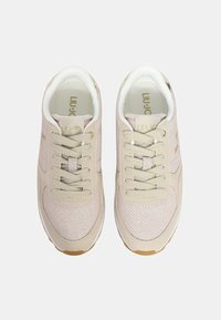 Sneaker beige con tomaia in rete e camoscio, lacci bianchi e suola in gomma; dettaglio del logo dorato sulla linguetta.