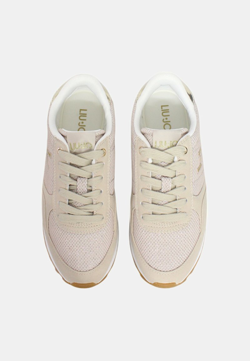 Sneaker beige con tomaia in rete e camoscio, lacci bianchi e suola in gomma; dettaglio del logo dorato sulla linguetta.