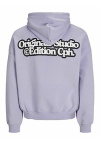 Levendula színű kapucnis pulóver, nagy fekete grafikai szöveggel a hátán: "Original Studio Edition Cph". Állítható kapucni és bordázott mandzsetták jellemzik.