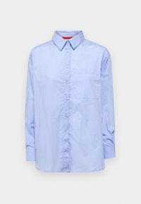 Camicia azzurra a maniche lunghe con colletto button-down, tasca frontale e texture del tessuto liscia. Presenta bottoni lungo la parte anteriore.