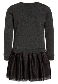 Graues Langarmoberteil aus strukturiertem Stoff mit einem schwarzen, geschichteten Tüllrock, der feine Glitzereffekte aufweist. Elastischer Taillenbund.