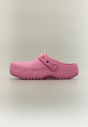 Sabot rose à enfiler avec bride arrière réglable et semelle texturée, conçu pour un usage décontracté et un confort facile.
