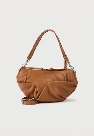 Sac à main en cuir marron clair avec poignée tressée, fermoirs argentés, fermeture éclair sur le dessus, et une bandoulière réglable posée à côté sur un fond blanc.