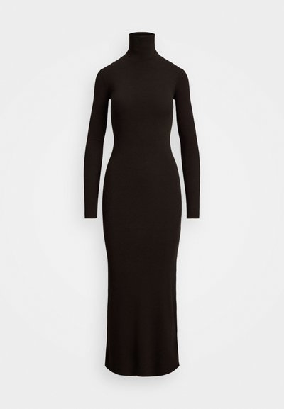 Tettermet langermet, tettsittende kjole i mørkebrun strikket stoff med høy hals, som har en slank silhuett og design som når gulvet.