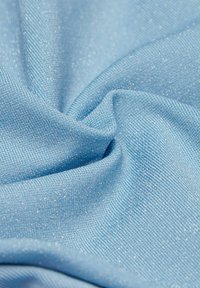 Tejido azul claro con una ligera textura acanalada y sutiles acentos de brillo, plegado y arrugado para mostrar su calidad ligera y suave.