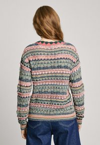 Pull en tricot avec des rayures multicolores bleu, rose et vert, présentant des motifs complexes et une finition texturée. Poignets et ourlet côtelés.