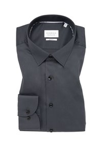 Camicia da uomo slim fit grigio scuro, con colletto classico, bottoni neri e polsino con un bottone dal bordo arrotondato. Etichetta visibile all'interno del colletto.