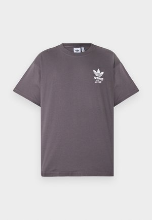 T-shirt Adidas gris foncé à manches courtes avec le texte blanc "Tennis Club" et le logo sur le haut à gauche de la poitrine.