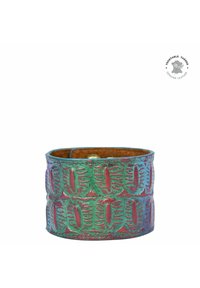 Grünes und rotes Lederarmband mit einem geprägten Blattmuster, glatter Oberfläche und abgerundeten Kanten. Verstellbarer Druckknopfverschluss innen.