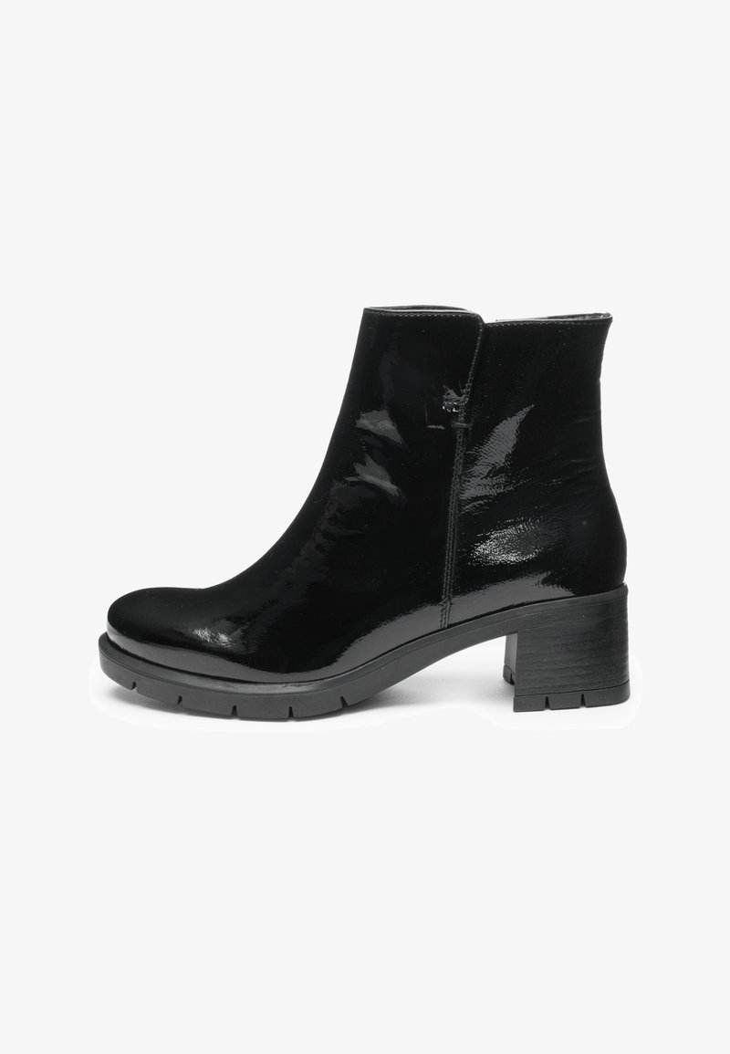 Glanzende zwarte laarzenschoen van lakleer met blokhak en profielzool, zijrits en ronde neus, zijaanzicht op witte achtergrond.