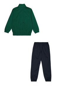 Chaqueta deportiva verde con un cuello alto y puños elásticos, combinada con pantalones de cintura elástica de color azul marino, ambos confeccionados en tejido suave.