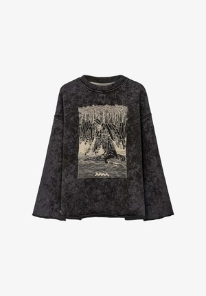 Czarna bluza z teksturowanym, welurowym wykończeniem. Na przodzie kremowy nadruk przedstawiający osobę w otoczeniu natury, otoczoną wysokimi roślinami i falami.