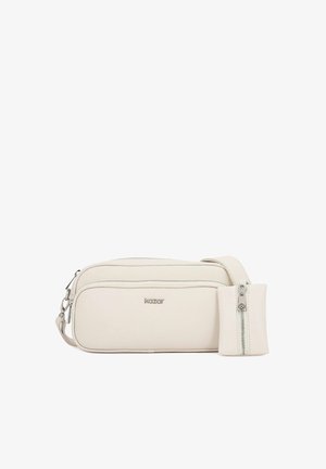 Sac bandoulière en cuir blanc à texture lisse, fermeture éclair et petite pochette détachable. Présente un détail de marquage subtil à l'avant.