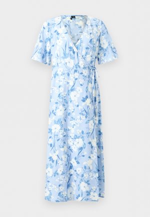 Lichtblauwe wikkeljurk met korte, golvende mouwen en witte en blauwe bloemenprint, gestrikt in de taille met een bijpassende stoffen riem.