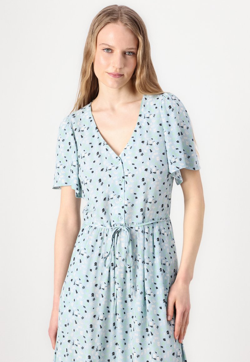 Jasnoniebieska sukienka z krótkimi, falbankowymi rękawami, dekoltem w kształcie V, detalem z guzikami i regulowanym paskiem w talii, z floralnym i geometrycznym wzorem.