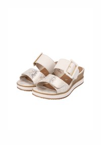 Sandales glissantes blanches avec une sangle métallique texturée et un accent de large boucle. Semelle intérieure rembourrée et semelle robuste, légèrement surélevée.