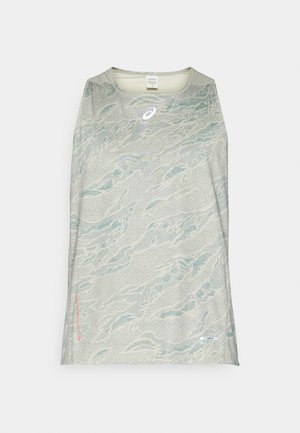 Gaiši pelēks bez piedurknēm sporta tops ar viļņu rakstu zilā un zaļā toņos, ar mazu logo un birku apakšmalā.