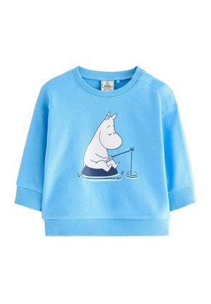 Vaaleansininen vauvan collegepaita, jossa sarjakuvahahmo istuu kivellä kalastamassa, pyöreä pääntie, pitkät hihat ja olkapäällä painonapit.