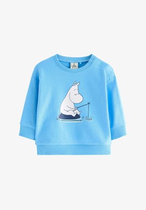 Lyseblå toddler-sweatshirt med tegneseriefigur, der sidder på en sten og fisker, rund halsudskæring, lange ærmer og trykknapper på skulderen.