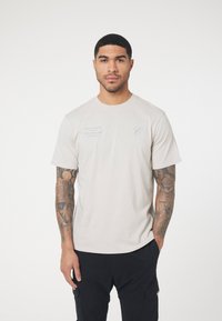 CLOSURE London STACKED SCRIPT  TEE - Print T-shirt - pumice