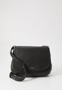 Borsa a tracolla nera in pelle con finitura texturizzata, dettagli in metallo dorato e chiusura a pattina. Cinturino regolabile per una maggiore versatilità.