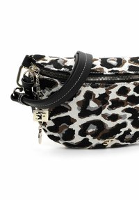 Borsa con stampa leopardata con dettagli neri e marroni, materiale in tessuto, chiusura con zip, dettaglio a catena e tracolla piatta con cuciture bianche.